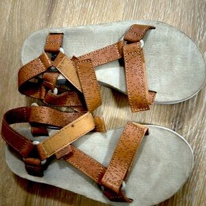 Chestnut size 7 Teva platform hiking sandals.